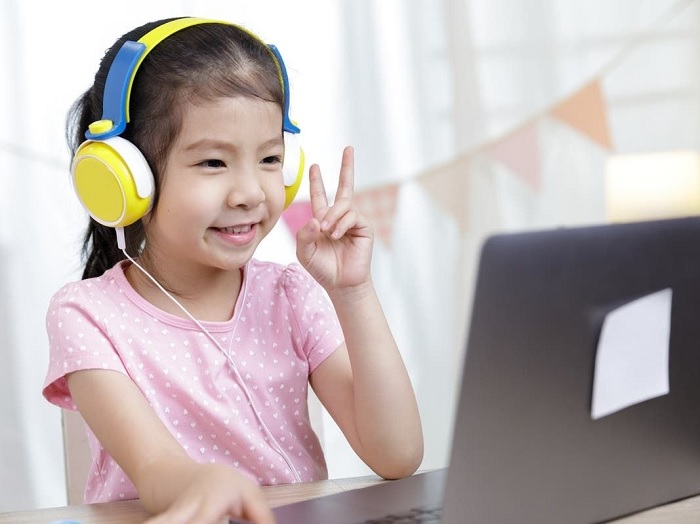 Khóa học online là một trong những lựa chọn để cải thiện điểm số của học sinh hiện nay.